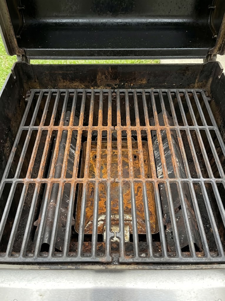 Rust across the grates and the flavorizer bars